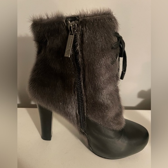 Women’s seal skin boots size 6. Only worn once. - Picture 3 of 4